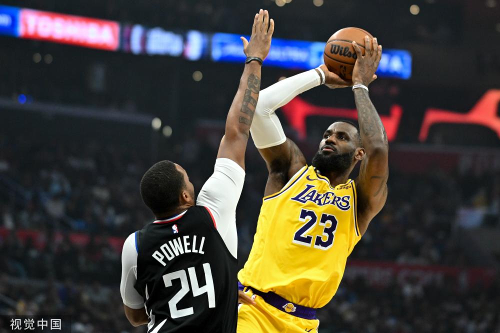 他以頭球反 他以頭球反